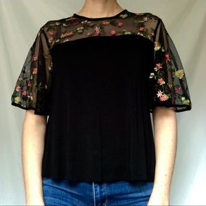 Kim & Cami embroidered flower top